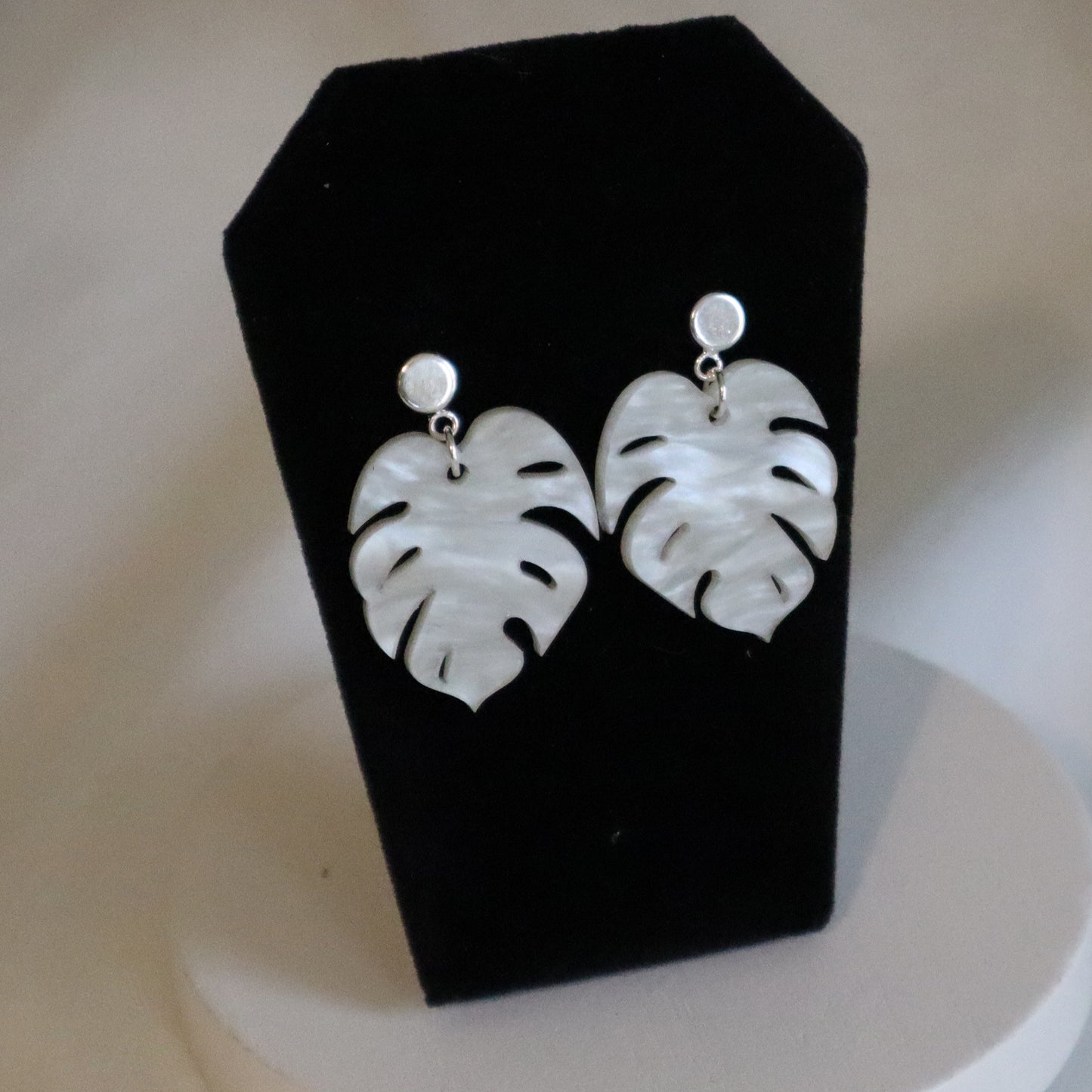 Pearl Swirl Monstera No-Hole Earrings